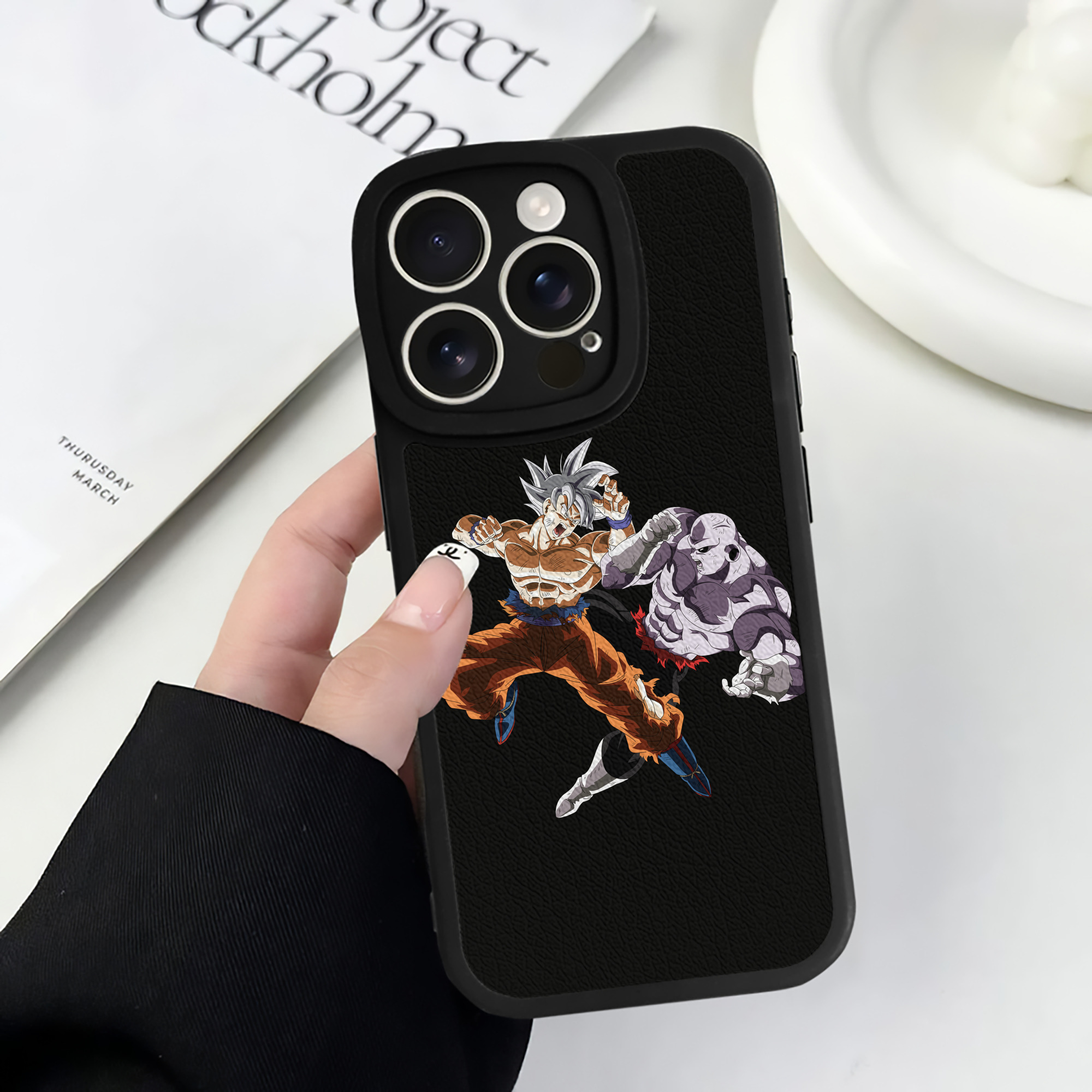 （画像用） ドラゴンボール 孫悟空（そん ごくう）Son Goku カカロット DRAGON BALL Kakarotto 【iPhone 16シリーズ対応】シリコンスマホケース（レザー調） 材質：シリコン